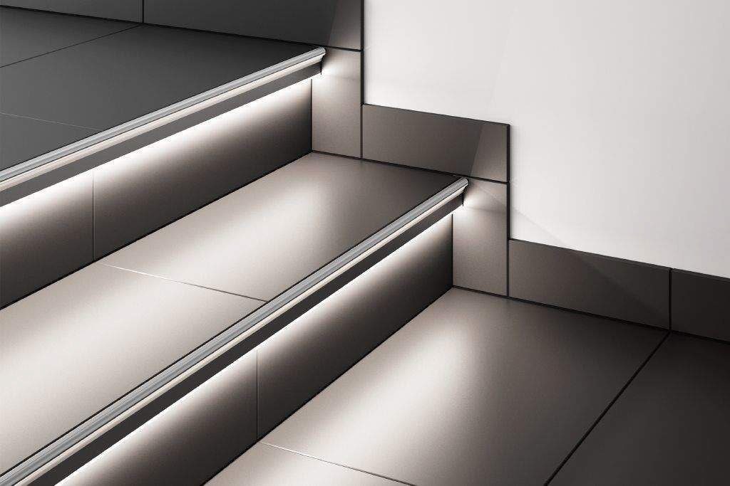 Escalera con perfil LED integrado en cada peldaño