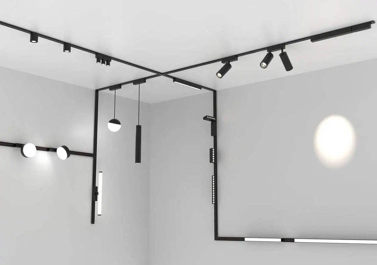 Sistema de riel magnético con spots, lineales y colgantes en un mismo circuito